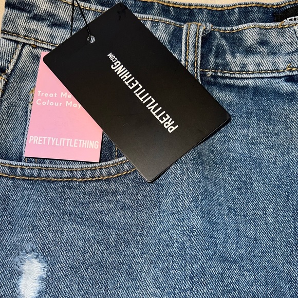 Pretty Little Thing Mid Wash Distressed Short - Picture 3 of 8